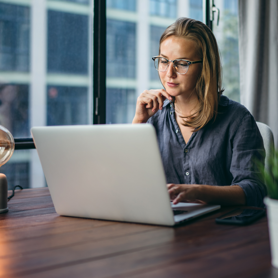 Ragazza in Partita lavora connessa con EOLO Pro Plus